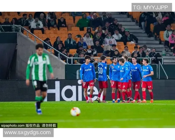 国王杯曼城小胜多特蒙德乌龙球引发争议判罚全场沸腾