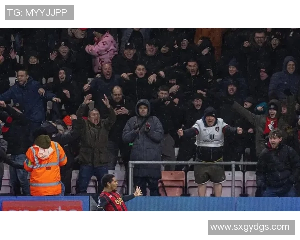 意甲焦点战那不勒斯与AC米兰握手言和争议判罚引发热议 意甲焦点战那不勒斯与AC米兰握手言和争议判罚引发热议