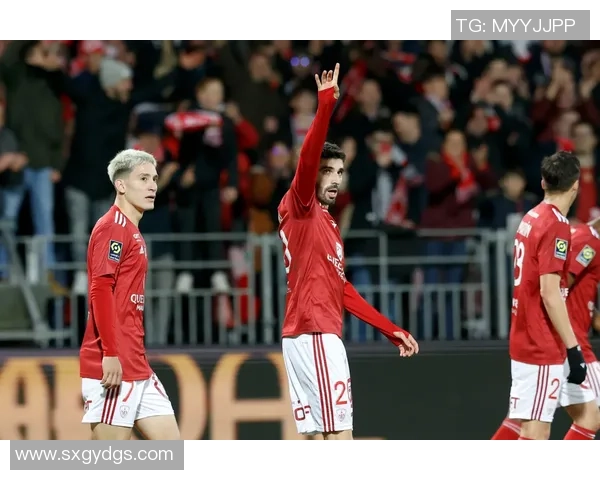 英超激战：拜仁与本菲卡战平绝杀瞬间引发转会热议与球迷狂欢